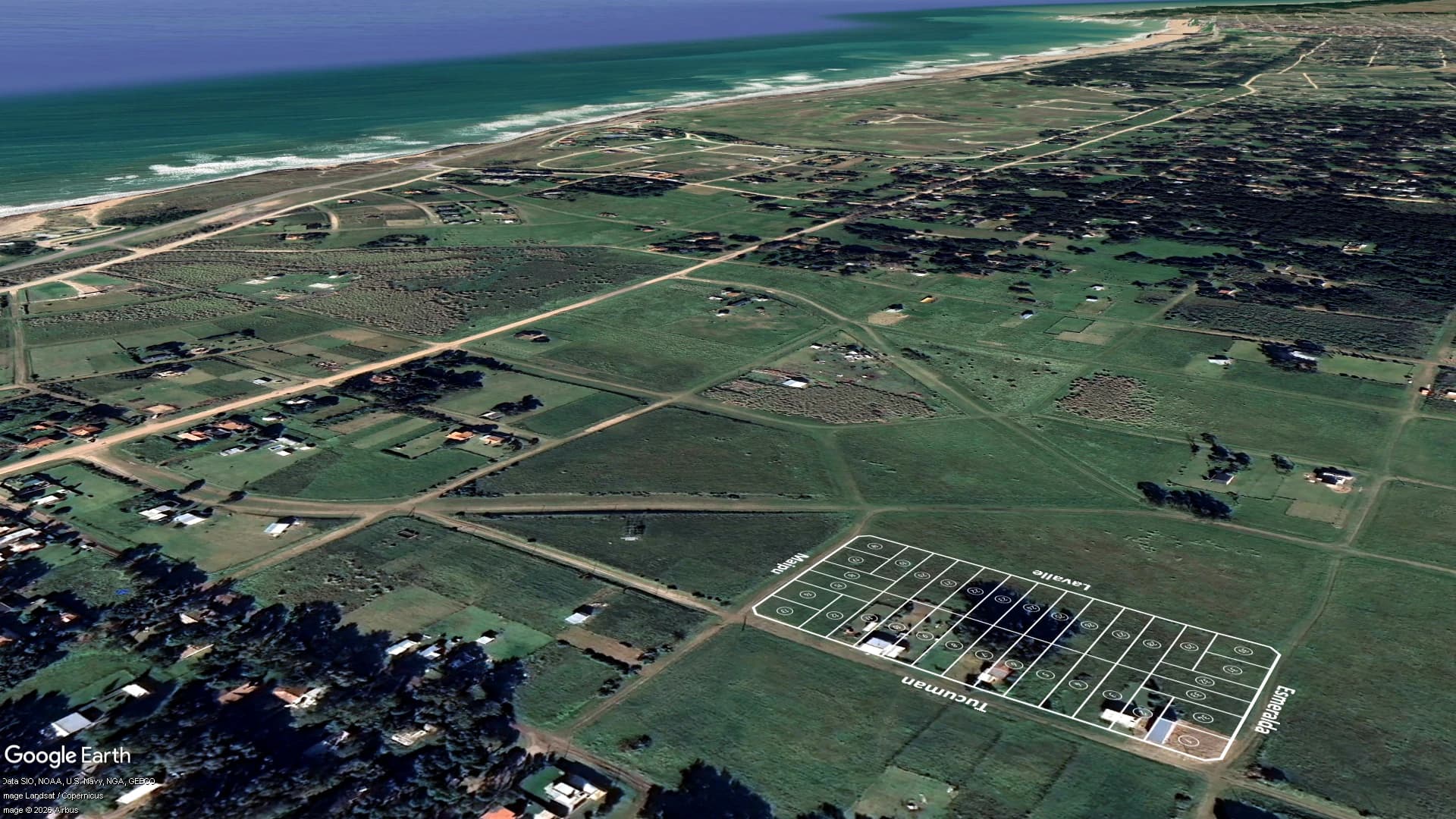 Vista aérea de Arenas de Oro y la costa de Miramar con la manzana de lotes identificada