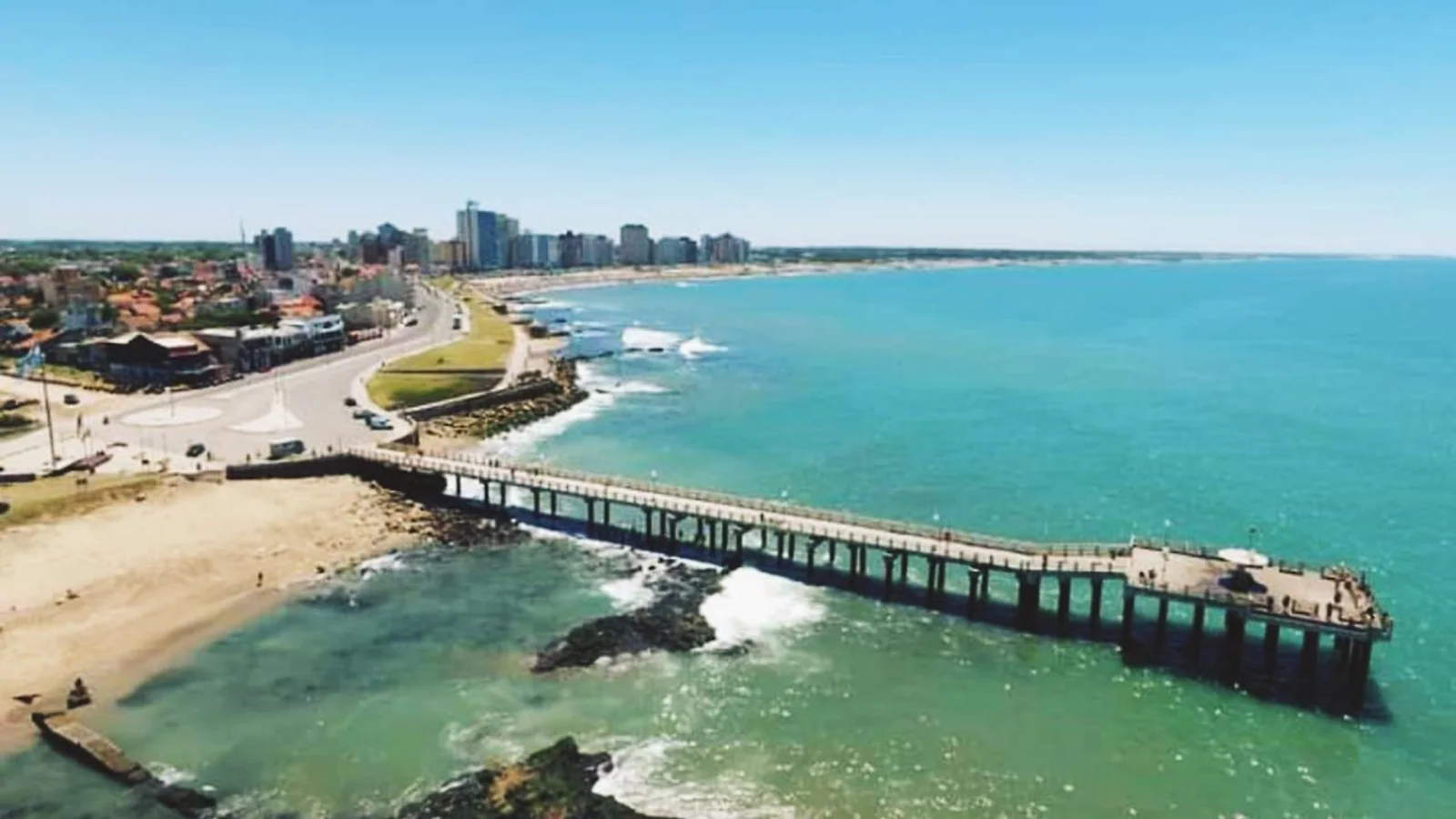 Vista aérea del muelle y la costa urbana de Miramar.